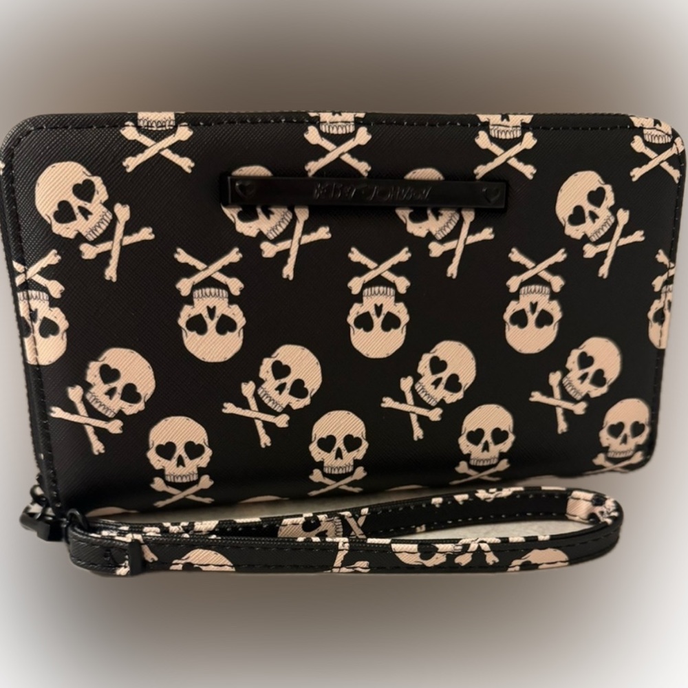 NWT Betsey Johnson XL Wrislet Wallet